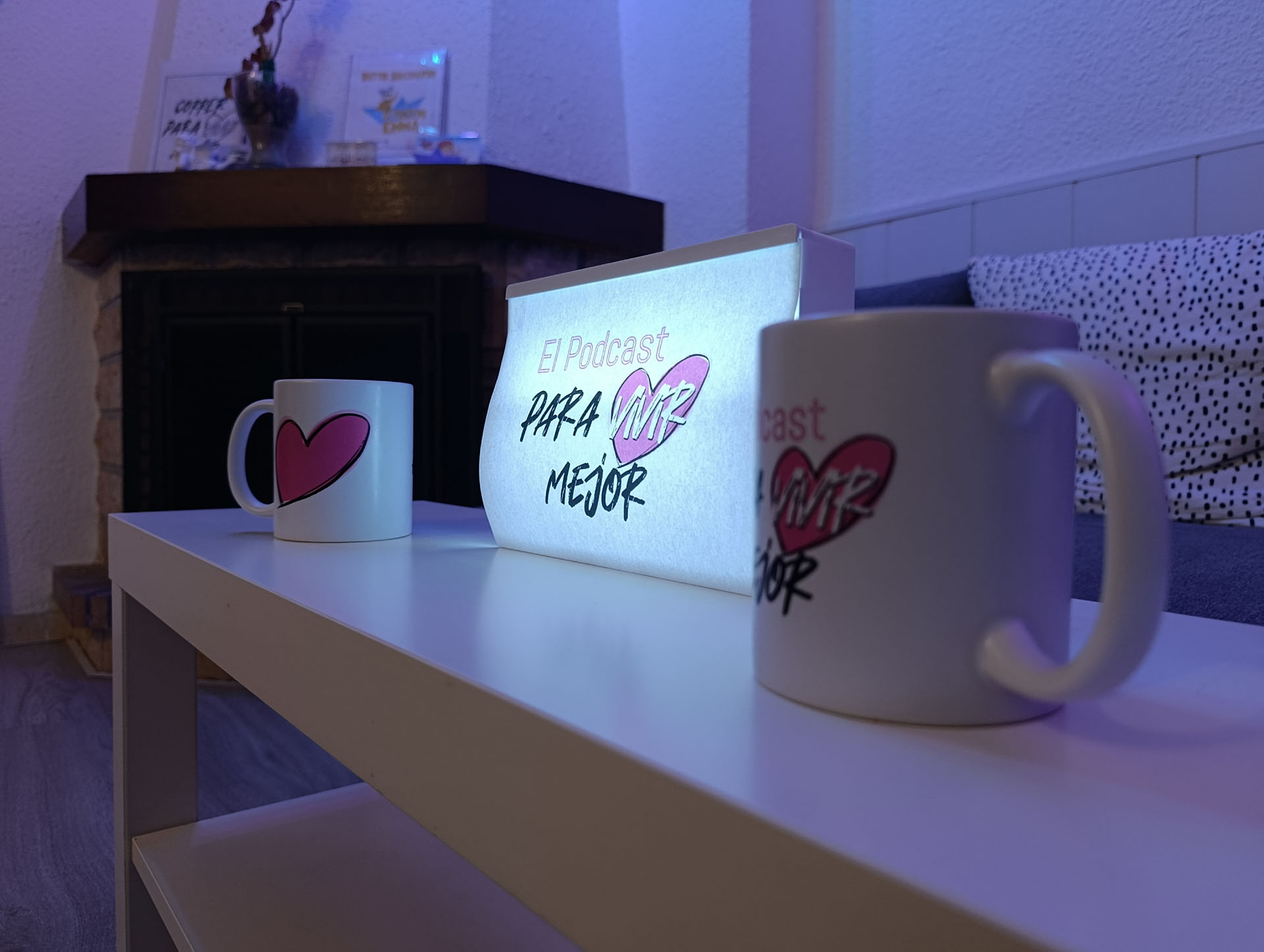 Detalle mesa set de grabación El Podcast para Vivir Mejor